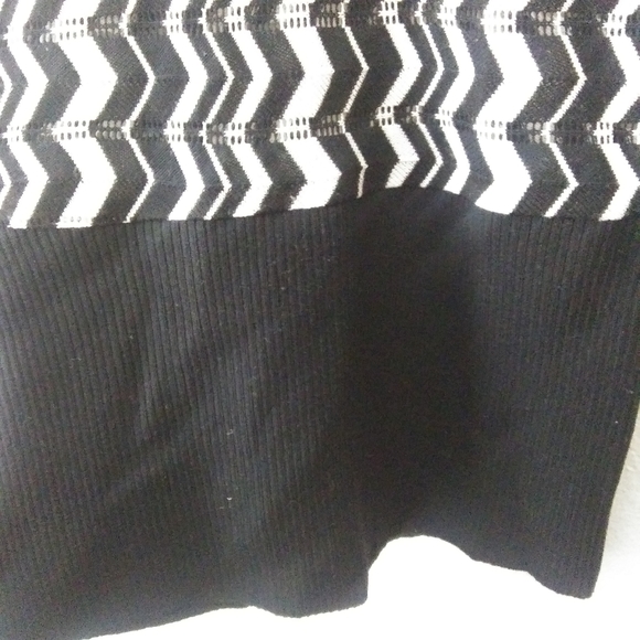 Rampage crochet semi sheer zigzag batwing sleeve top Size Medium - Picture 3 of 13